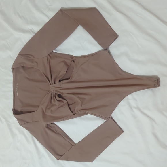 A&F Long Sleeve Double Layered Seamless Cutout Bodysuit, Color Tan Size S - Picture 2 of 16